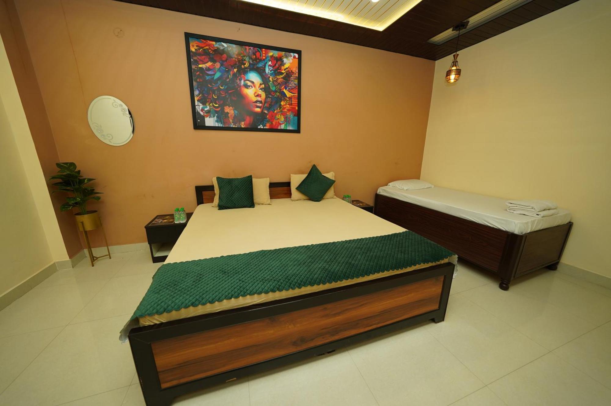 Golden Lotus Varanasi Hotel Exterior photo